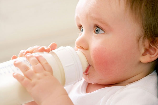 Sử dụng dung dịch rửa bình sữa giúp ức chế sự phát triển của vi khuẩn có hại