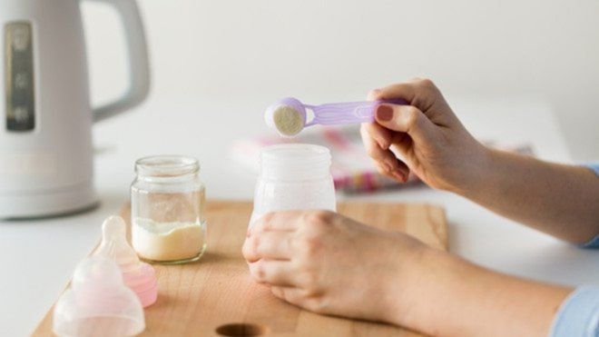 5 lưu ý quan trọng khi pha sữa bột cho trẻ mẹ cần phải nhớ