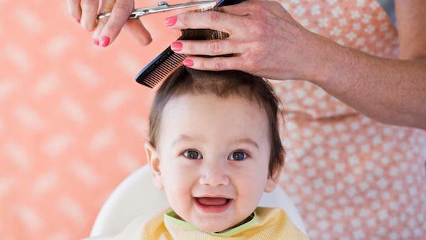 Cắt tóc cho bé,mẹ và bé,cắt tóc cho bé trai,cắt tóc cho bé gái,mẹo cắt tóc cho bé