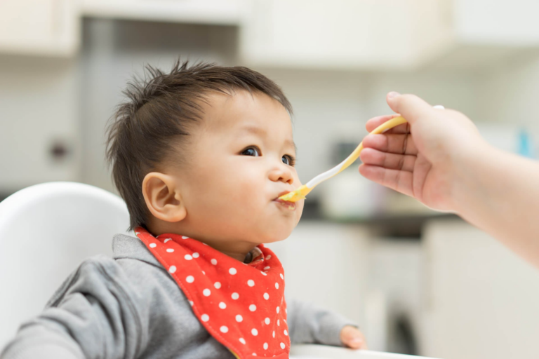 Chế độ dinh dưỡng cho trẻ sơ sinh khi bắt đầu ăn dặm: Thực phẩm phù hợp và cách chuẩn bị 