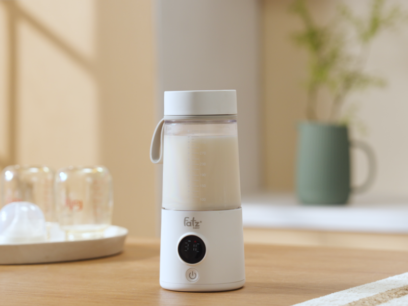 Máy hâm sữa Ready Pro 1 và Ready Pro 2 nhỏ gọn, dễ mang theo, giữ nhiệt độ sữa chuẩn cho bé.