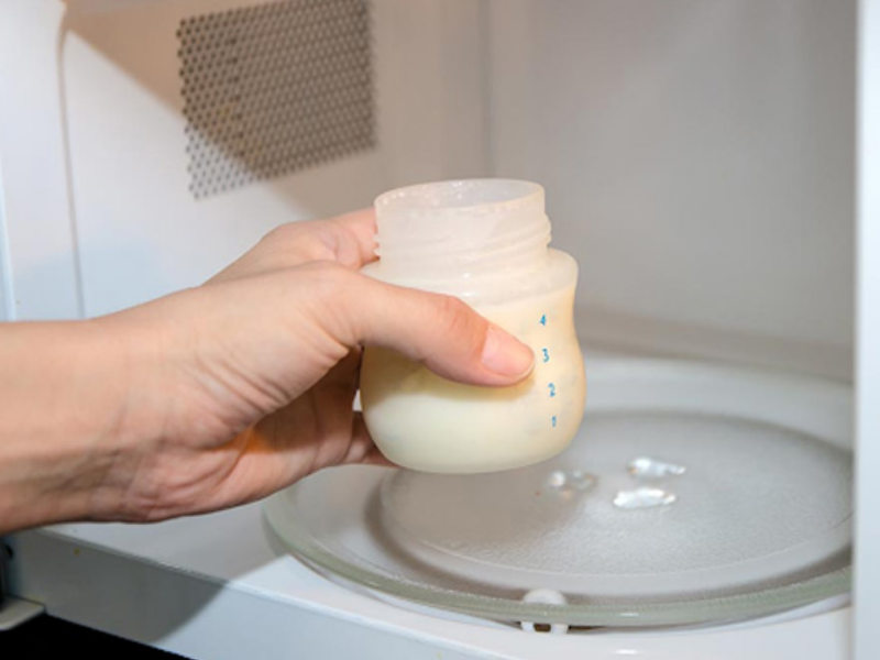 Lò vi sóng, nước nóng quá mức làm trầm trọng dấu hiệu nhận biết sữa mẹ bị hư.